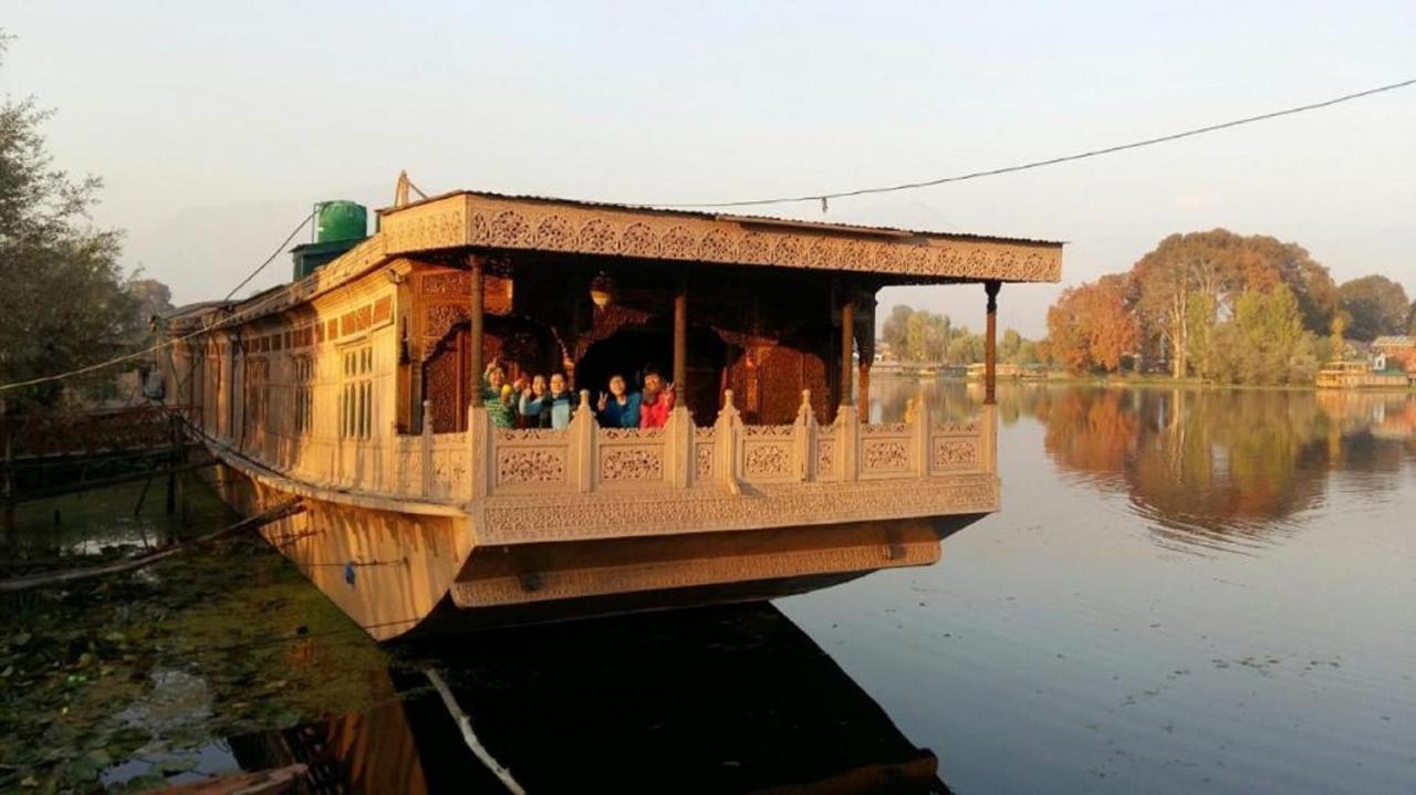 מלון Srīnagar Wangnoo Heritage Houseboats מראה חיצוני תמונה