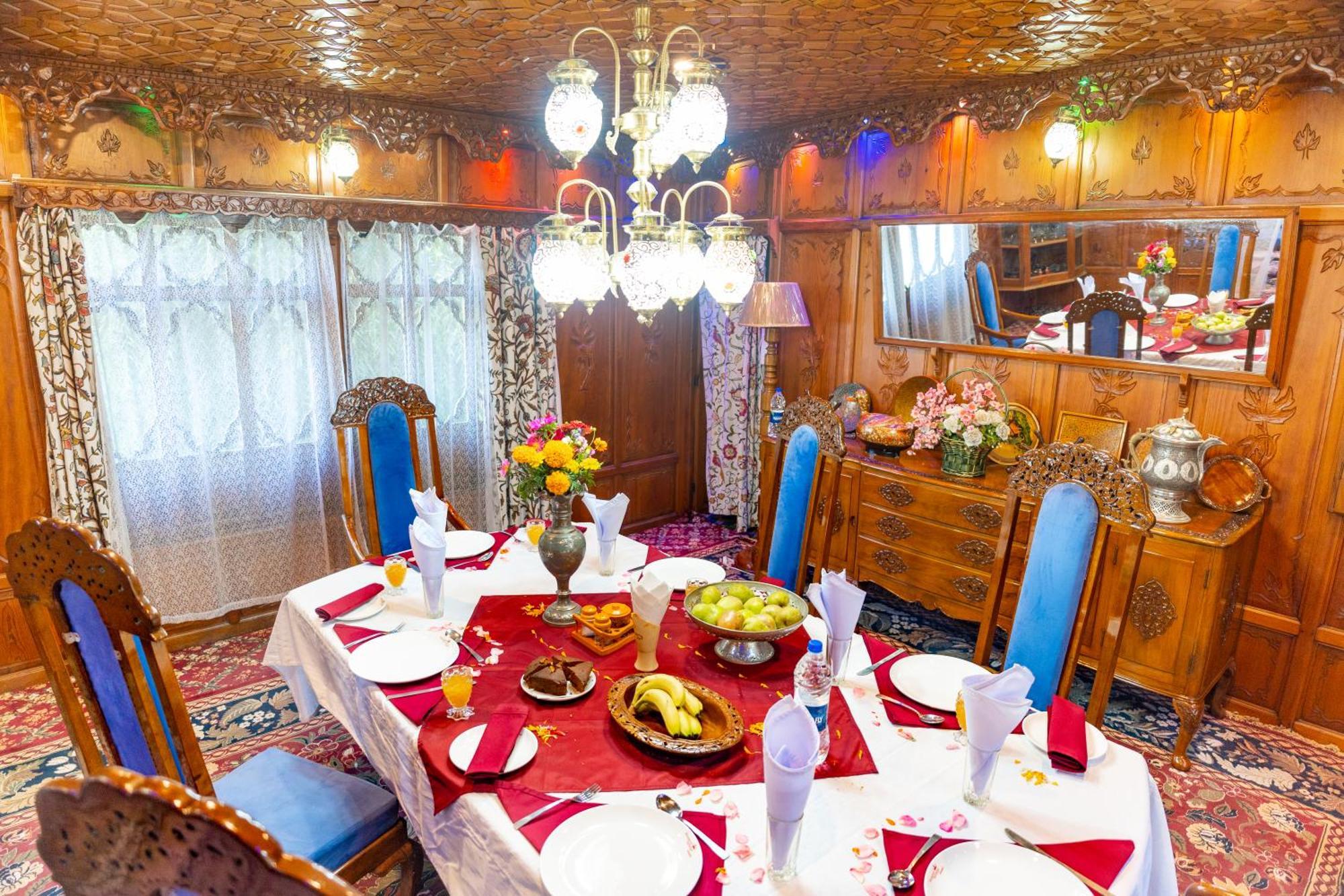 מלון Srīnagar Wangnoo Heritage Houseboats מראה חיצוני תמונה